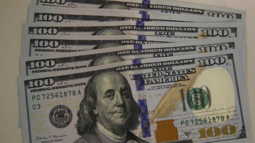 Dólar comercial cai a R$ 5,21 após tensão entre EUA e Irã