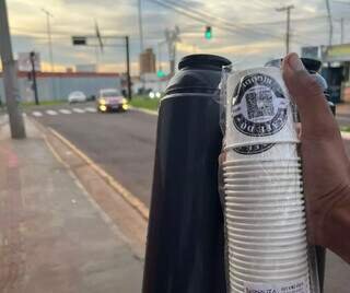 Mecânico acredita na honestidade e libera café fiado no semáforo Mecânico acredita na honestidade e libera café fiado no semáforo