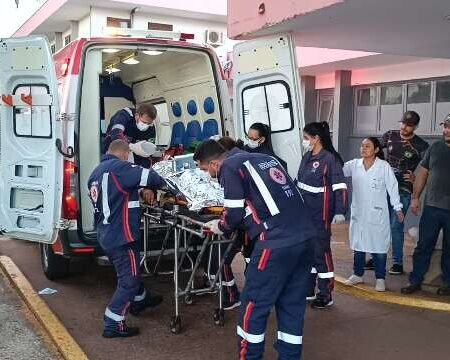 Adolescente perde perna e tem outra esmagada após acidente rural