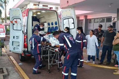 Adolescente perde perna e tem outra esmagada após acidente rural