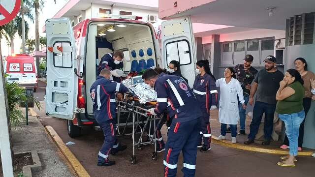 Adolescente perde perna e tem outra esmagada após acidente rural