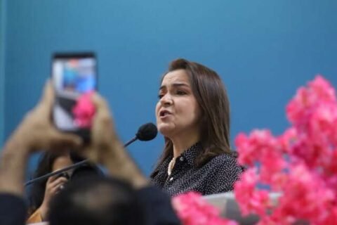 Adriane diz enfrentar ataques por ser mulher e garante que não vai desistir