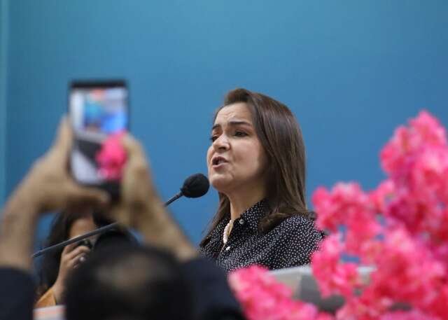 Adriane diz enfrentar ataques por ser mulher e garante que não vai desistir