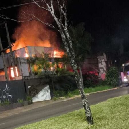 Incêndio com chamas altas atinge antigo motel desativado