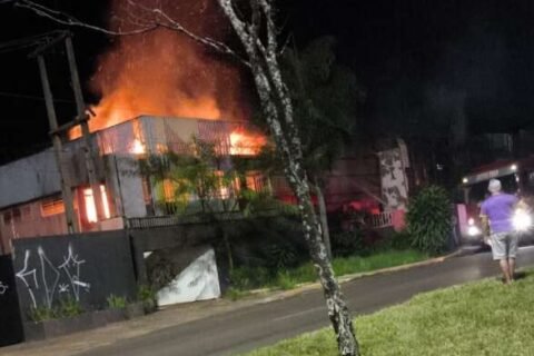 Incêndio com chamas altas atinge antigo motel desativado