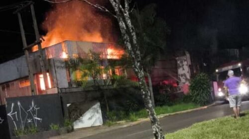 Incêndio com chamas altas atinge antigo motel desativado