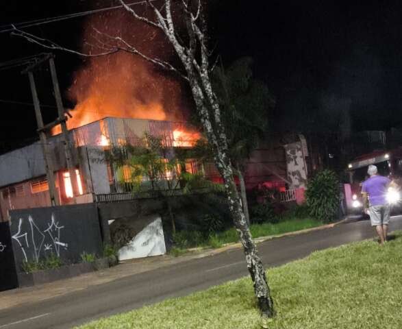 Incêndio com chamas altas atinge antigo motel desativado