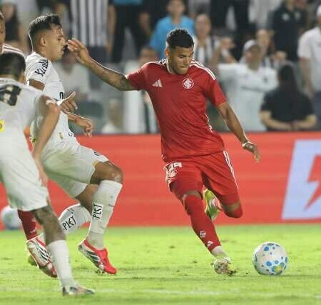 Internacional marca nos acréscimos e vence o Santos na Vila Belmiro