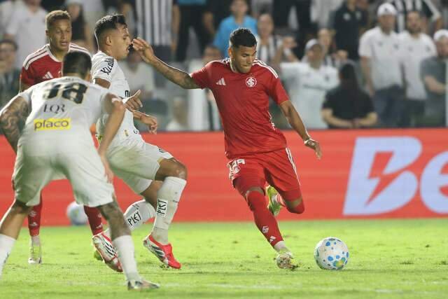 Internacional marca nos acréscimos e vence o Santos na Vila Belmiro