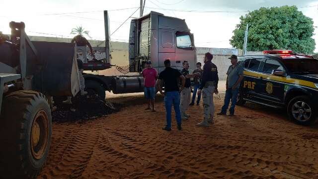 Cães descobrem 208 kg de cocaína sob assoalho de bitrem com minério