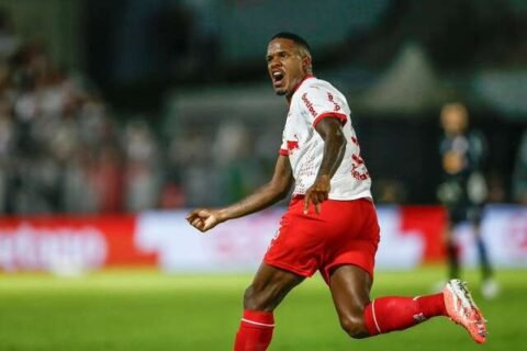 Zagueiro que atacou árbitra de MS com fala machista é suspenso por 12 jogos