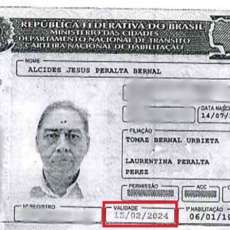 Todo errado: há dois anos, Bernal dirige sem CNH