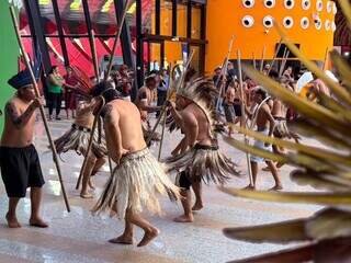 Cidade pressiona e desafio é não deixar jovens indígenas perderem identidade