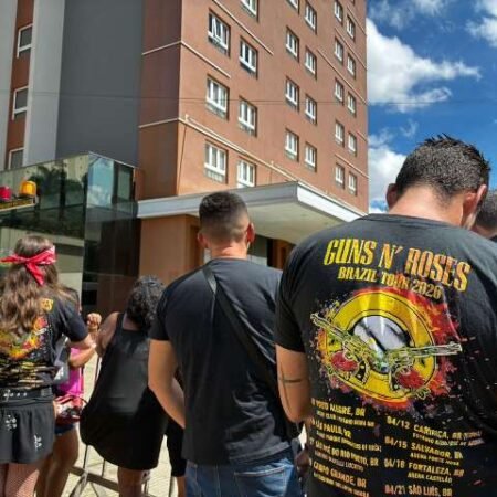 Fãs esperam últimos minutos por abraço, autógrafo ou aceno do Guns