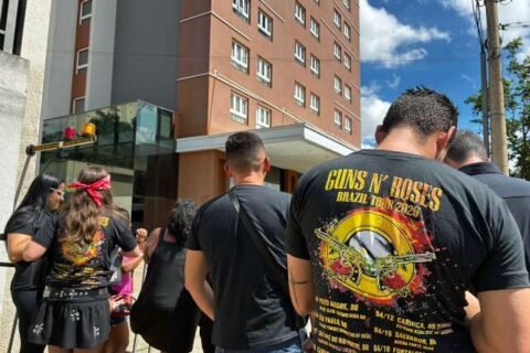 Fãs esperam últimos minutos por abraço, autógrafo ou aceno do Guns