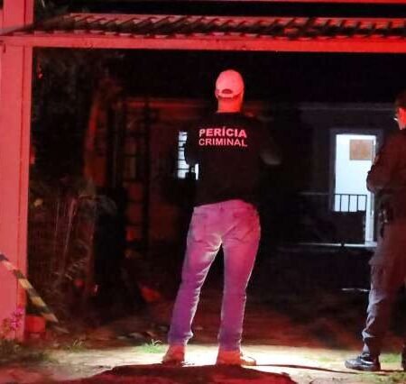 Casa revirada e tufos de cabelo indicam briga antes de tiros