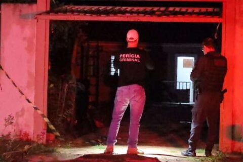 Casa revirada e tufos de cabelo indicam briga antes de tiros