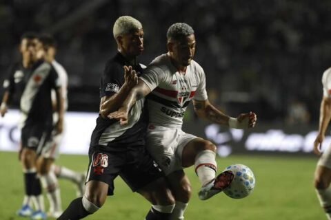 Vasco vira sobre o São Paulo no fim, encerra jejum e sobe na tabela