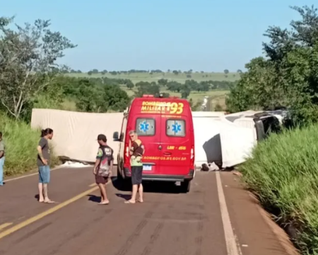 Carreta tomba e bloqueia pista que liga Santa Rita do Pardo a Campo Grande
