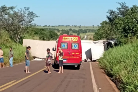 Carreta tomba e bloqueia pista que liga Santa Rita do Pardo a Campo Grande