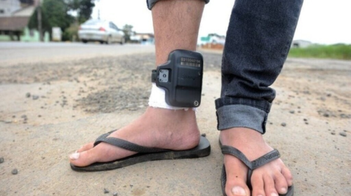 Nova lei obriga uso de tornozeleira em casos de violência doméstica