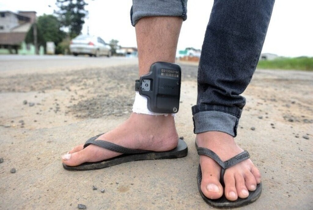 Nova lei obriga uso de tornozeleira em casos de violência doméstica