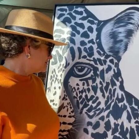 Perto da aposentadoria, Mônica descobriu talento pintando onças