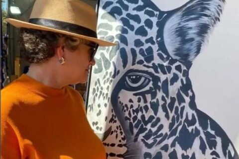 Perto da aposentadoria, Mônica descobriu talento pintando onças
