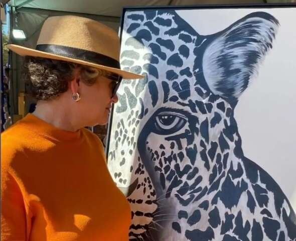 Perto da aposentadoria, Mônica descobriu talento pintando onças