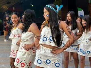 Cidade pressiona e desafio é não deixar jovens indígenas perderem identidade