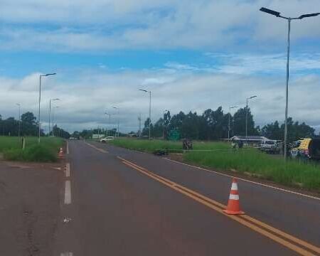 Motociclista morre após colisão em trevo de rodovias na fronteira
