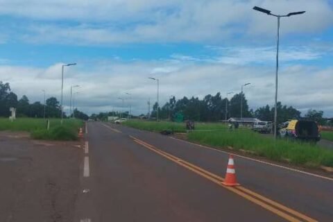 Motociclista morre após colisão em trevo de rodovias na fronteira