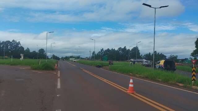 Motociclista morre após colisão em trevo de rodovias na fronteira