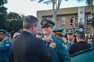 Riedel garante promoções a partir de maio durante entrega da Medalha Tiradentes