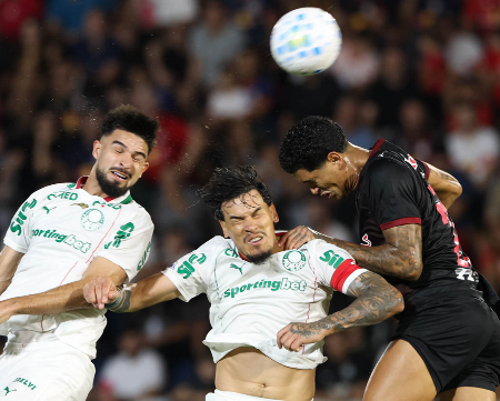 Líder Palmeiras vence, e Athletico garante virada no fim