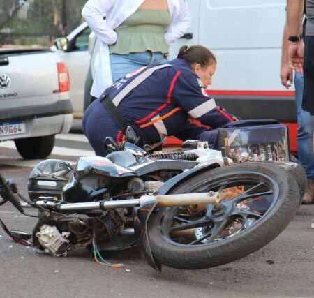 Colisão entre motos deixa 2 feridos em cruzamento no Centro