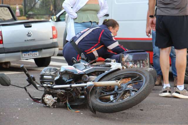 Colisão entre motos deixa 2 feridos em cruzamento no Centro