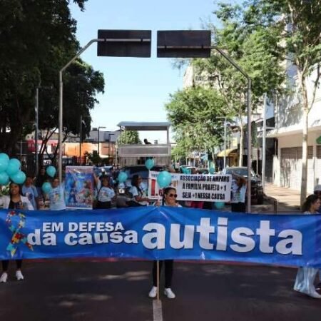 Com balões azuis, apoiadores da causa autista vão às ruas lutar por inclusão