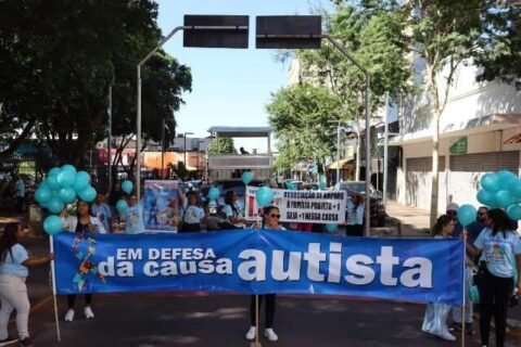Com balões azuis, apoiadores da causa autista vão às ruas lutar por inclusão