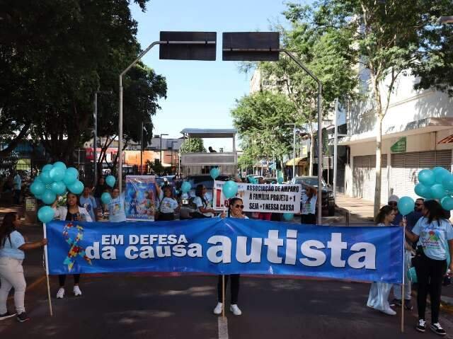 Com balões azuis, apoiadores da causa autista vão às ruas lutar por inclusão