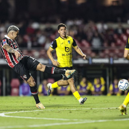 São Paulo bate O’Higgins e Grêmio supera Riestra com um a menos