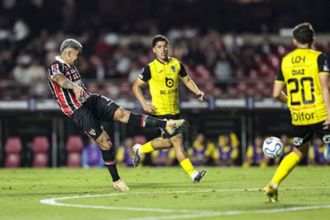 São Paulo bate O’Higgins e Grêmio supera Riestra com um a menos