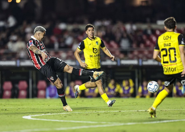 São Paulo bate O’Higgins e Grêmio supera Riestra com um a menos
