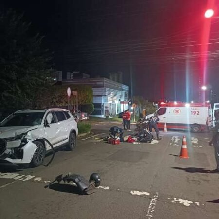 Condutor suspeito de embriaguez bate em moto e deixa dois feridos