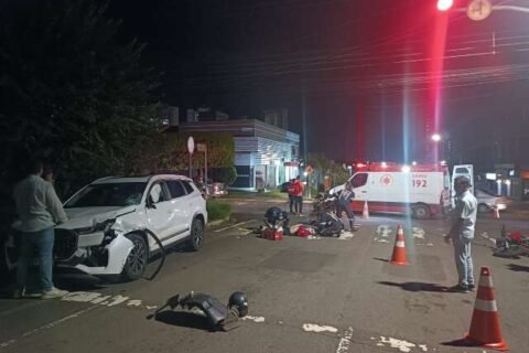 Condutor suspeito de embriaguez bate em moto e deixa dois feridos