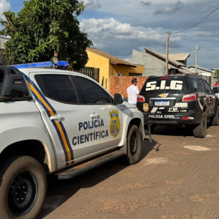 Homem é assassinado a tiros após suspeito invadir residência