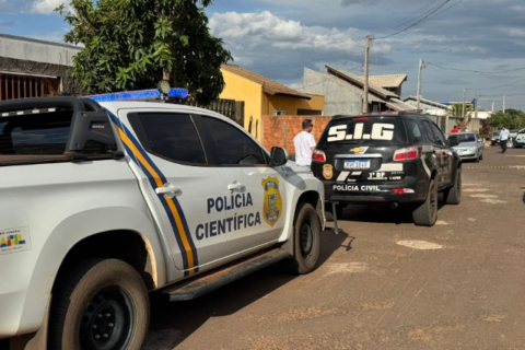 Homem é assassinado a tiros após suspeito invadir residência