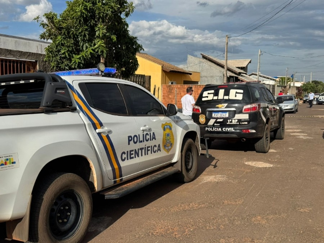 Homem é assassinado a tiros após suspeito invadir residência