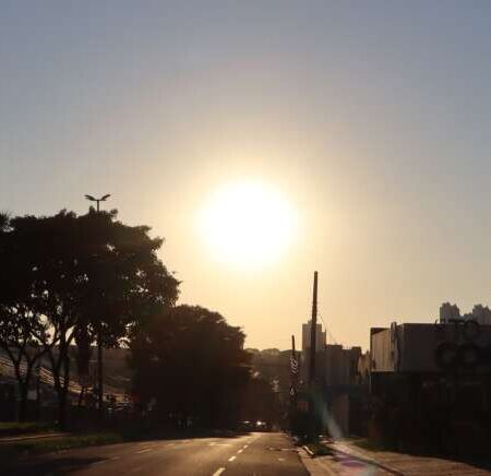 Sol predomina e calor ganha força neste domingo, com baixa umidade do ar