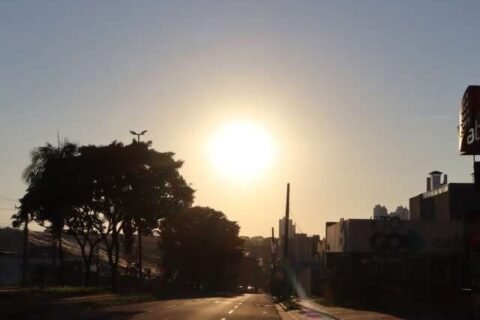 Sol predomina e calor ganha força neste domingo, com baixa umidade do ar
